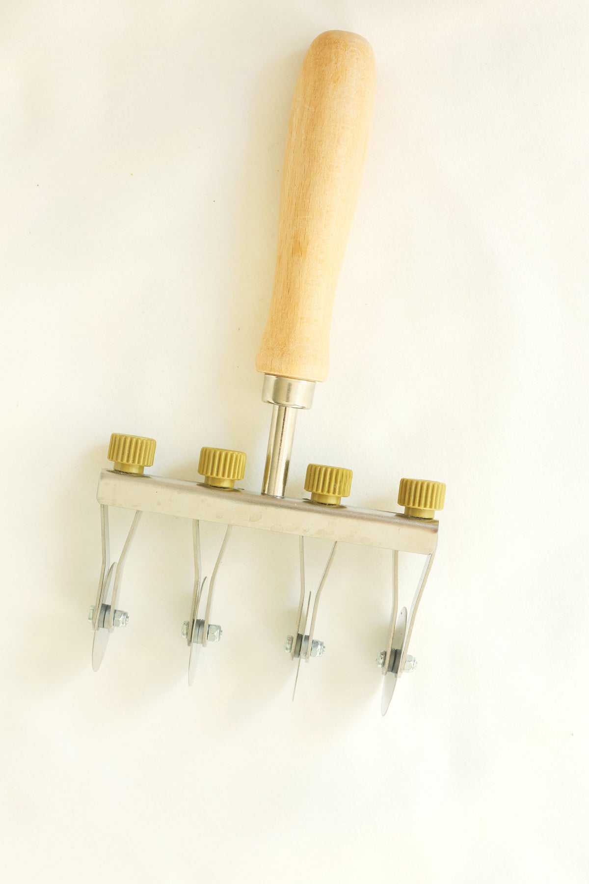 Adjustable pasta cutter with 4 stainless steel smooth wheels