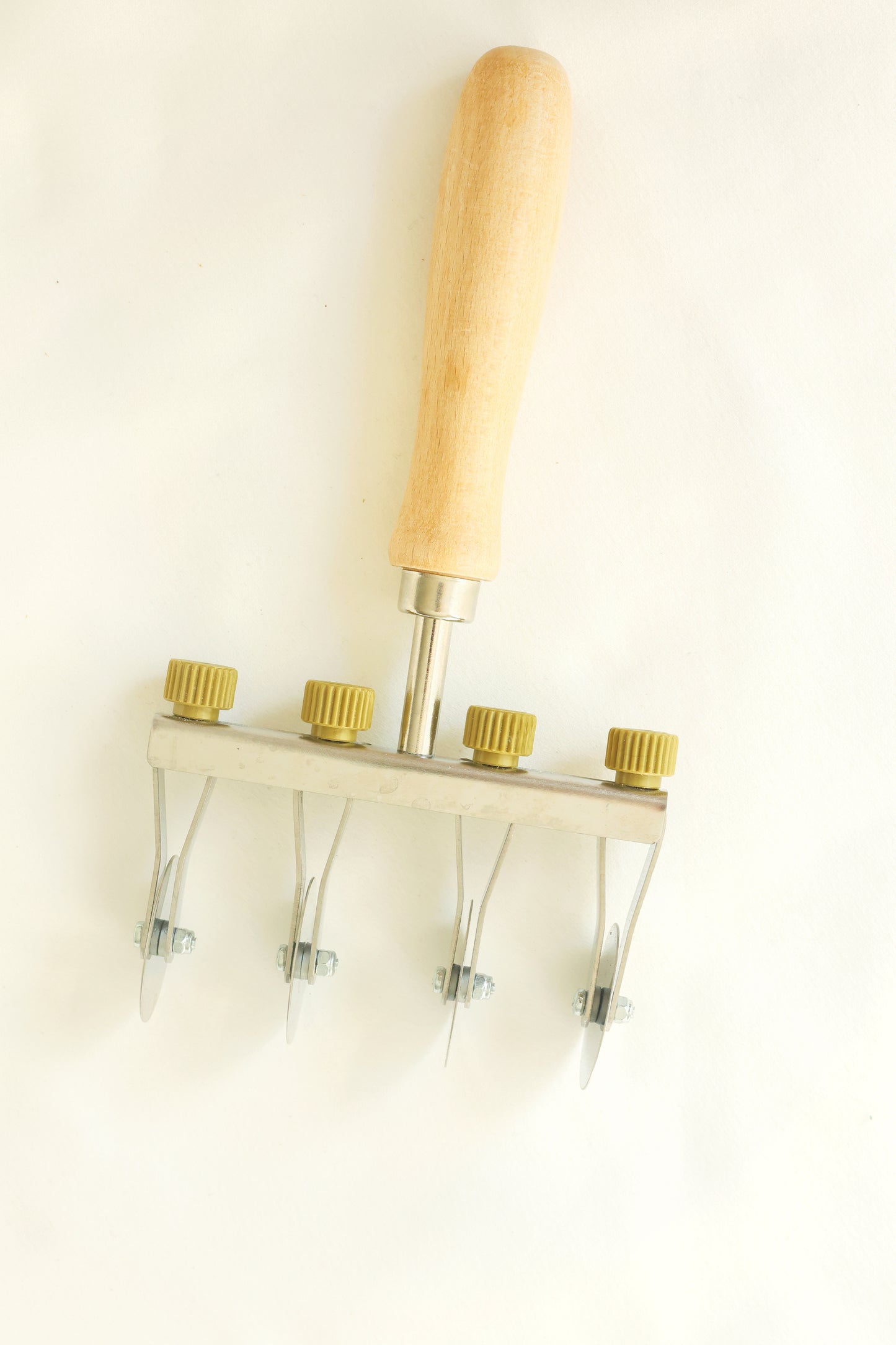 Adjustable pasta cutter with 4 stainless steel smooth wheels