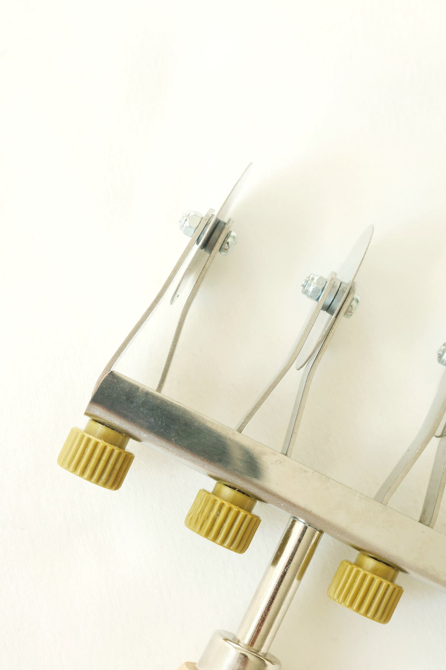 Adjustable pasta cutter with 4 stainless steel smooth wheels