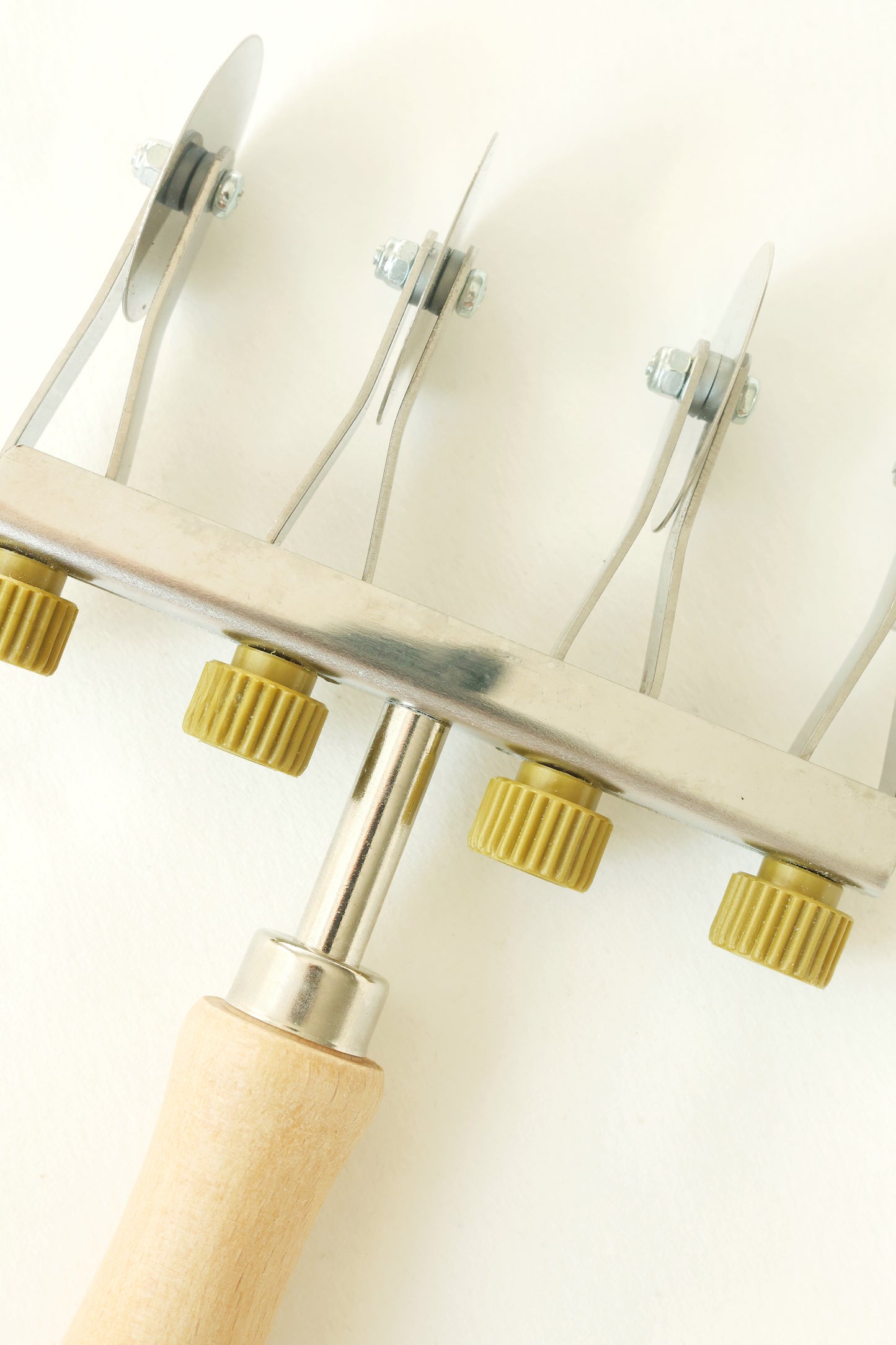 Adjustable pasta cutter with 4 stainless steel smooth wheels