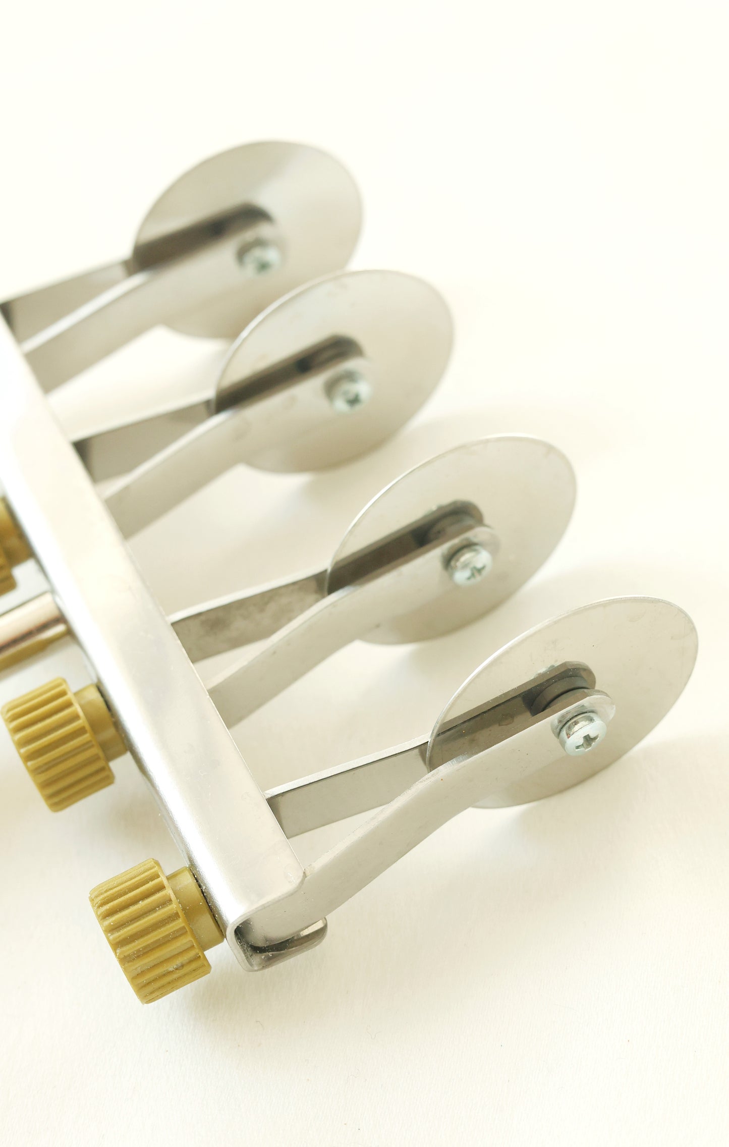 Adjustable pasta cutter with 4 stainless steel smooth wheels